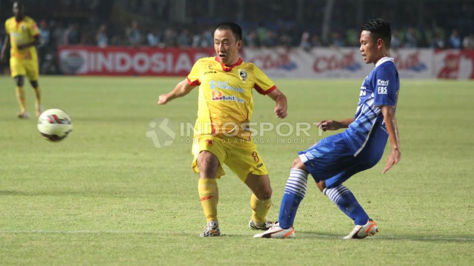 Hyu Hyunkoo berduel dengan pemain Persib.